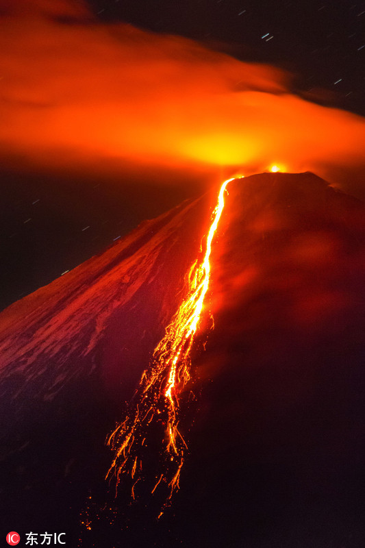 欧亚大陆最高火山喷发 岩浆点亮黑夜
