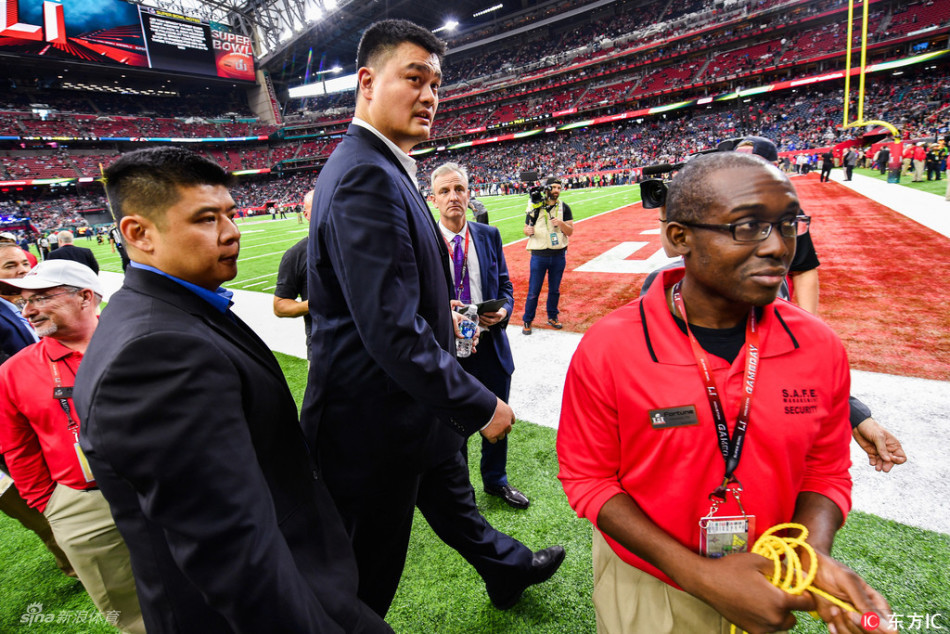 姚明大步跨进场内