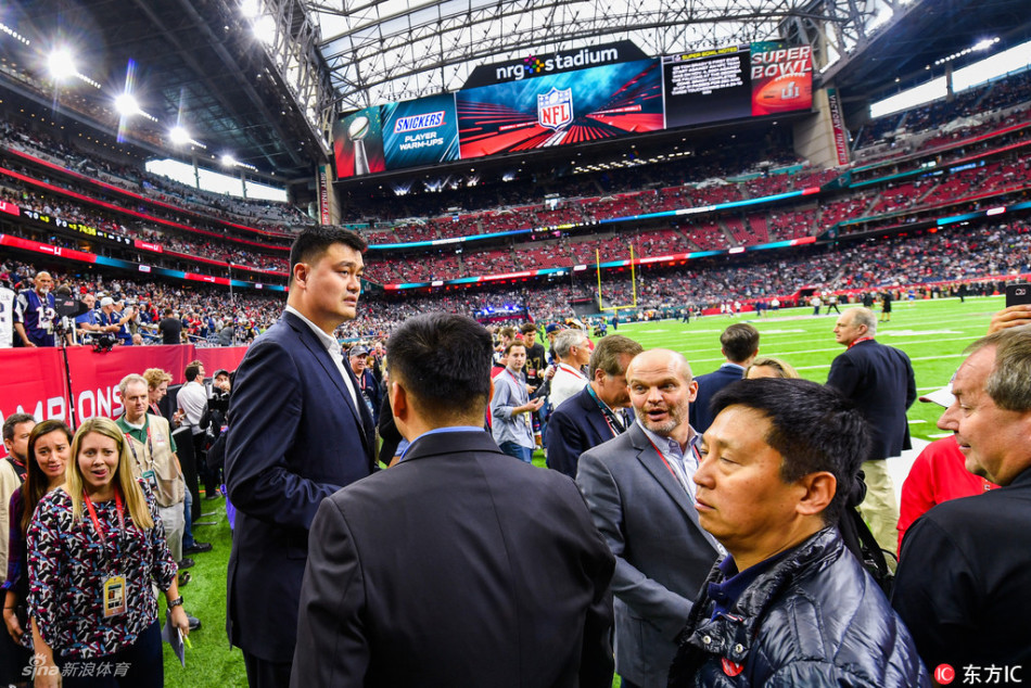 北京时间2月6日，第51届超级碗开赛，姚明现身超级碗现场。