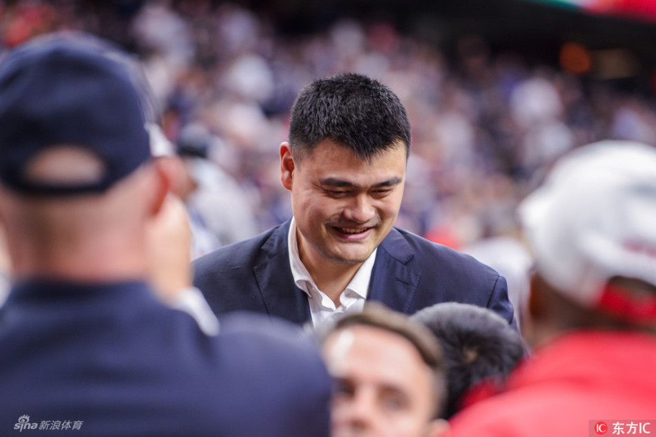 北京时间2月6日，第51届超级碗开赛，姚明现身超级碗现场。