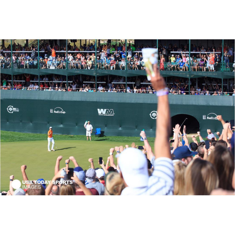 菲尔普斯与斯皮思在趣味挑战赛中准备开球，两位不同领域的王者同框，笑容中充满了竞技的乐趣。