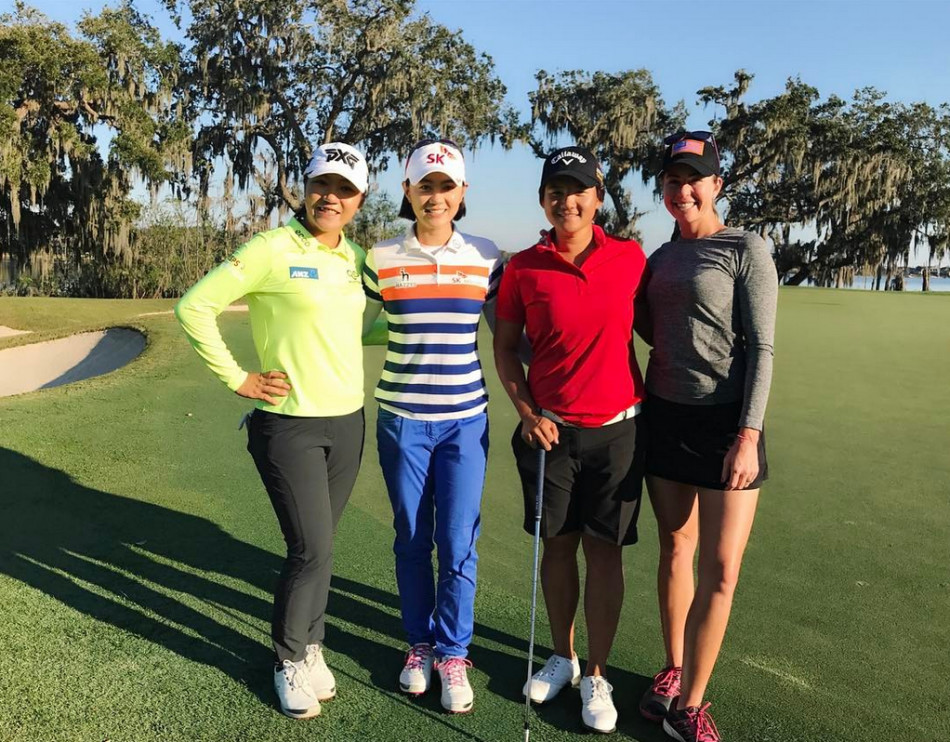 里奇·福勒在关键洞打出精彩一击后，面向沸腾的观众张开双臂，橙色上衣在人群中如同跳动的火焰。