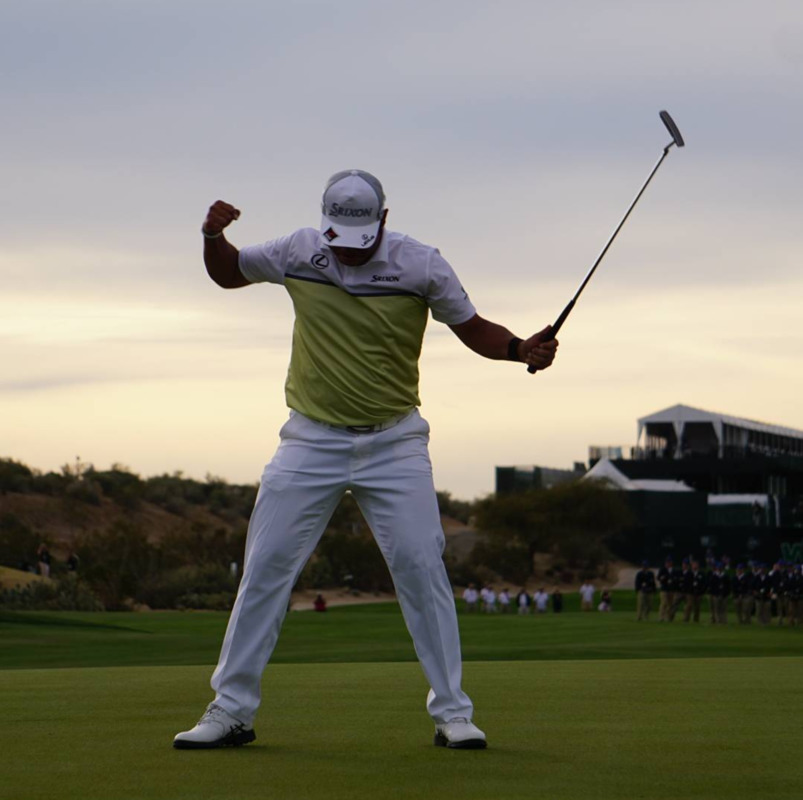 松山英树在凤凰城公开赛决赛轮推入关键一球后，紧握拳头发出胜利的低吼，身后是如山如海的热情观众。