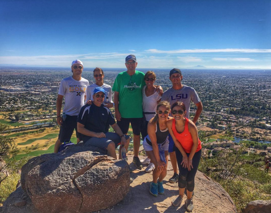 贾斯汀·托马斯背着女儿走在山间小路上，家庭生活的温馨背影与赛场上挥杆的凌厉身影形成动人对比。
