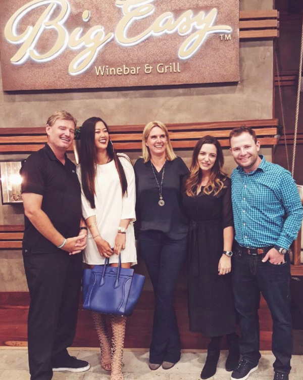 魏圣美与“大易哥”埃尔斯的亲切合影，两人在活动中开怀大笑，展现了高尔夫世代传承的友情。