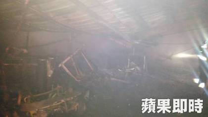 曾经充满活力的球场，如今只剩下一片被熏黑的狼藉，焦土与残骸诉说着灾难的无情。