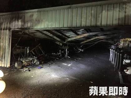 一排高尔夫球车被烧得只剩下扭曲变形的金属骨架，整齐又残酷地排列在废墟之中。