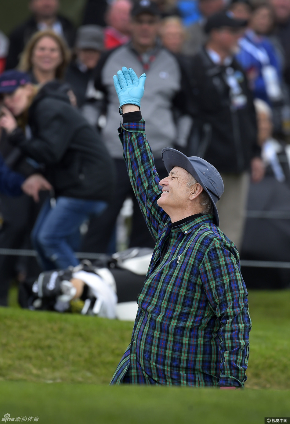 喜剧之王比尔·默瑞亮相球场：表情搞怪，亲和力十足，瞬间点燃轻松氛围