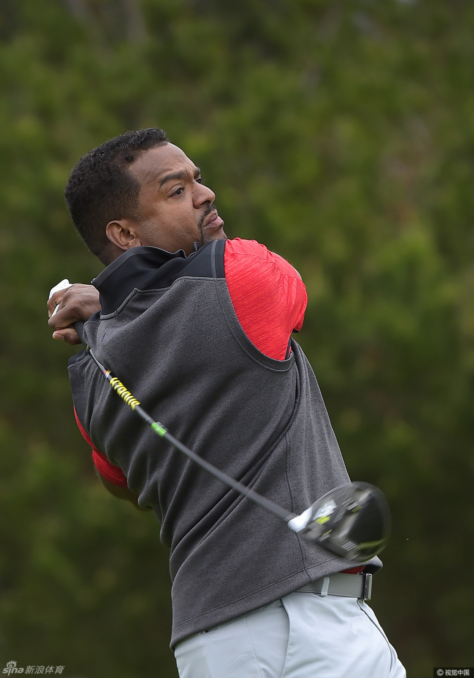 凯莉·罗尔巴赫果岭边优雅推杆：微风轻拂发丝，姿态专注而优美，仿佛与绿茵融为一体