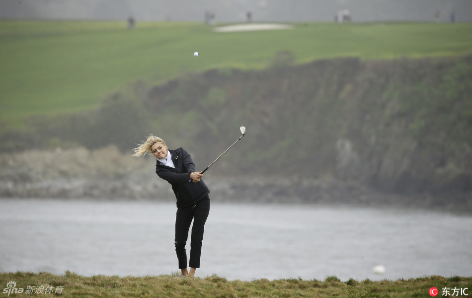 凯莉·罗尔巴赫挥杆侧影：阳光勾勒出完美曲线，力量与柔美在此刻完美融合