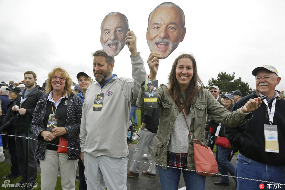 比尔·默瑞精彩沙坑救球：表情专注，技术娴熟，成功化解困境赢得满堂彩