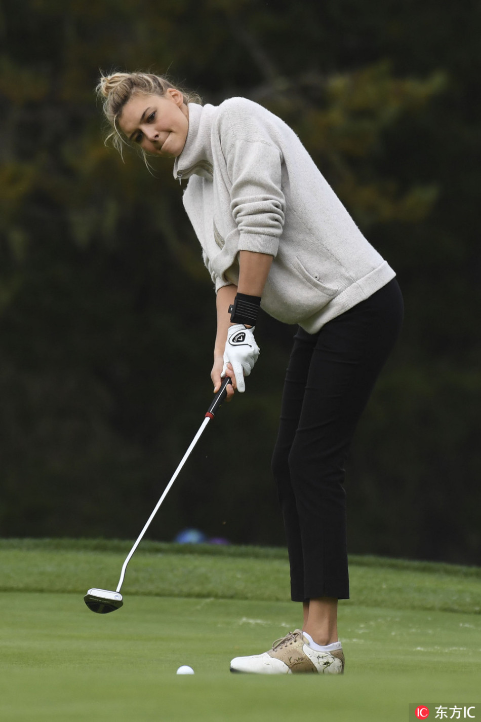 喜剧明星在球场上做出滑稽表情或动作，引得同组嘉宾开怀大笑，瞬间活跃了现场气氛。