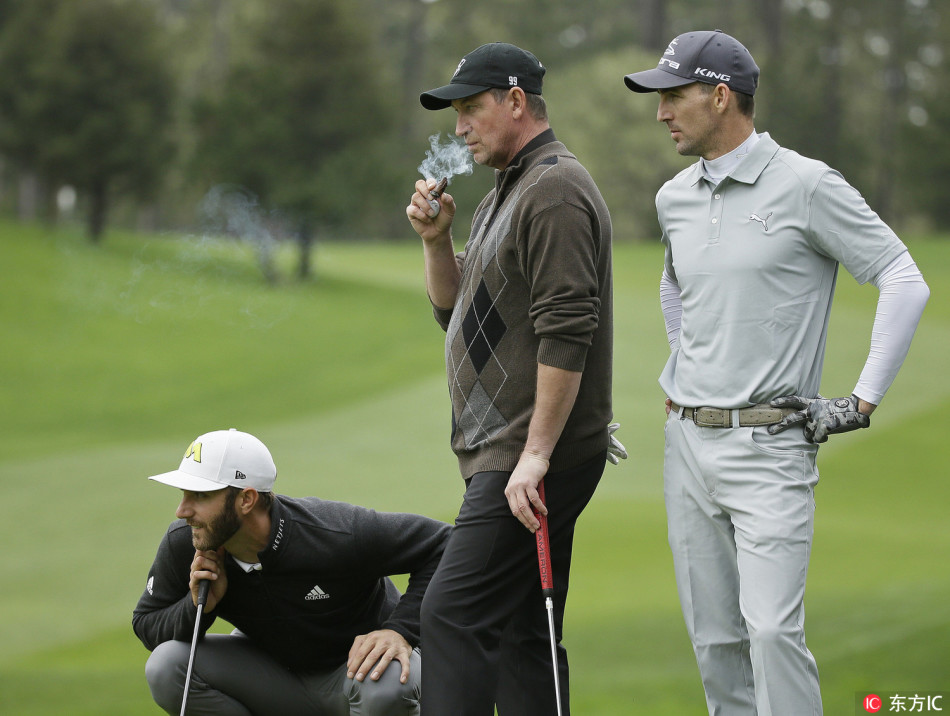 乡村歌手杰克·欧文以独具个人风格的着装亮相球场，造型洒脱不羁，在一片专业运动服中格外醒目。