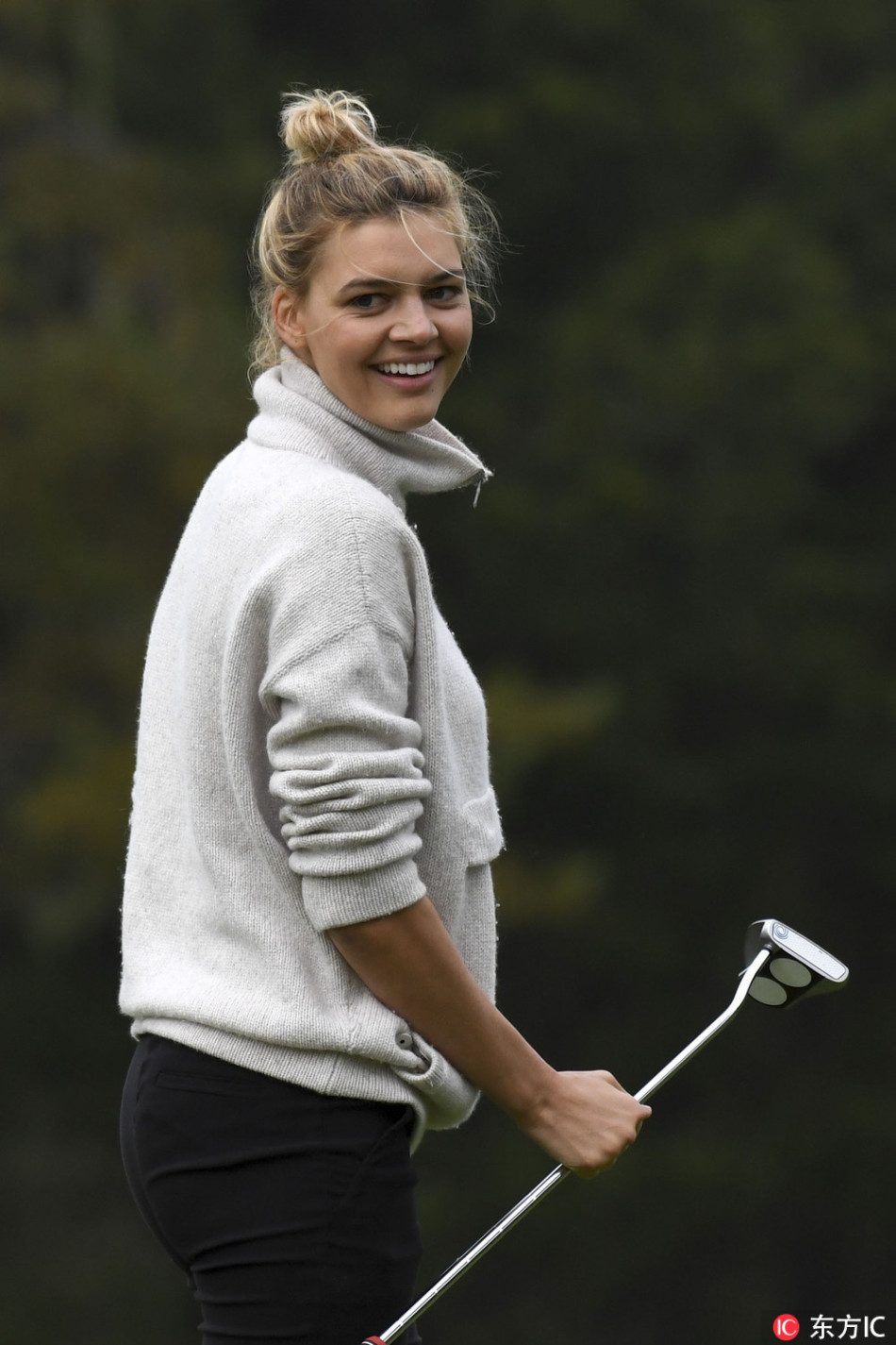 汀布莱克在果岭上优雅推击，神情专注，动作标准，展现出不俗的业余球手风采。