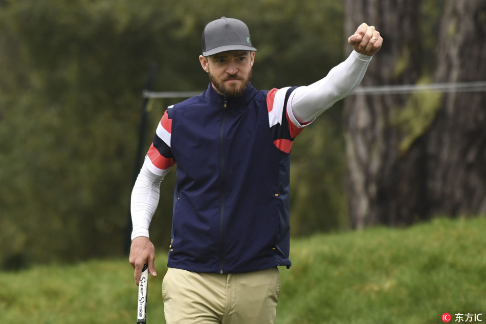 凯莉·詹娜在果岭上俯身观察球路，姿态专业，侧颜精致，将时尚感与运动感完美结合。