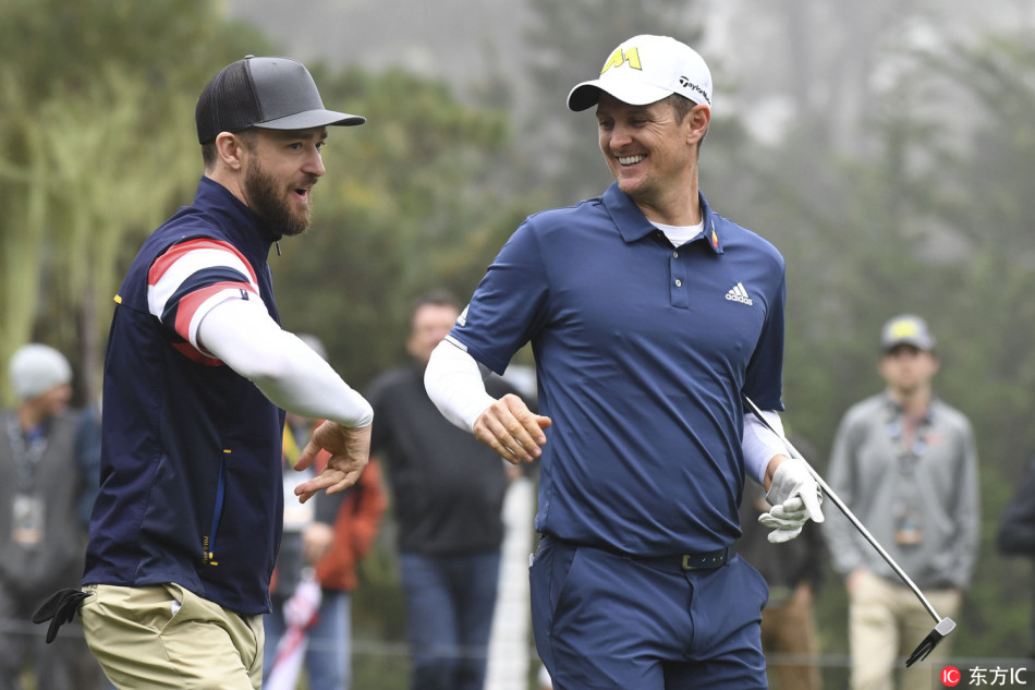 汀布莱克与罗斯并肩走在球道上，相谈甚欢，阳光洒在绿草地上，映衬出轻松愉悦的竞技氛围。