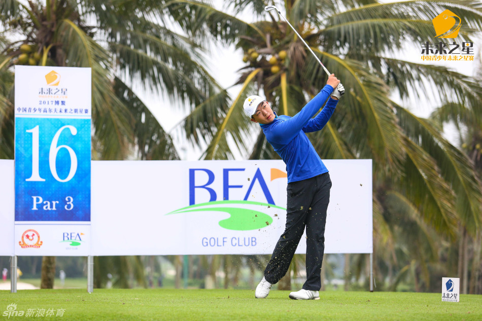 刘泽昊全神贯注推杆,果岭上的少年眼神坚定如炬
