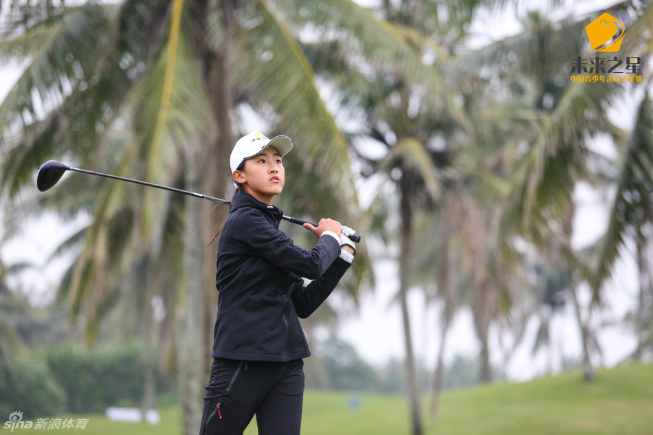 丁文一奋力开出完美一球，白色小球划破博鳌湛蓝天空