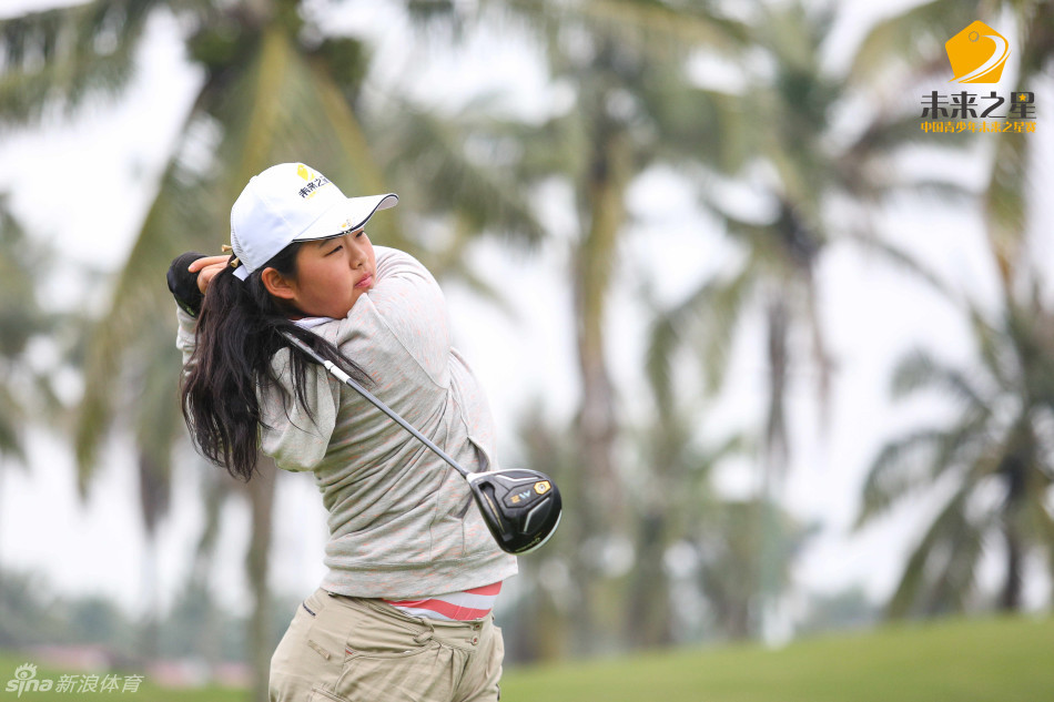 殷小雯凝神观察球路，海风吹动她的发丝与衣角