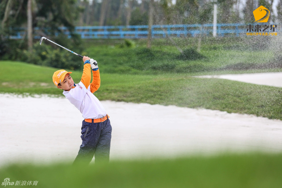 昌熙桓侧身优雅击球,背景是博鳌标志性的开阔水景