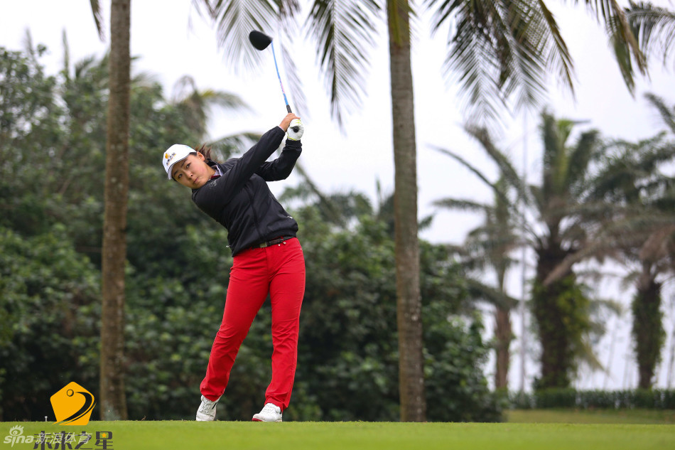 刘依一果岭上露出自信微笑，未来之星的朝气感染全场