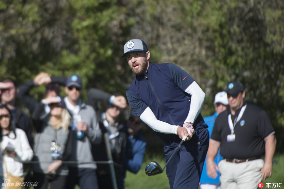 贾斯汀·汀布莱克专注推杆，巨星风采吸引全场目光，球场瞬间变身影视大片现场。