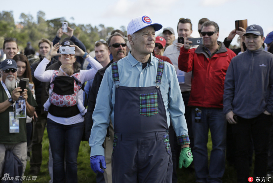 默里身穿复古背带裤潇洒挥杆，绅士风度十足，仿佛穿越回高尔夫古典时代。