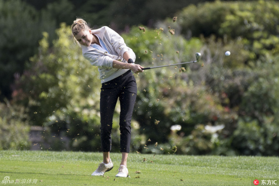 凯莉巾帼不让须眉，大力开球动作标准有力，完美诠释了女性的运动力量之美。
