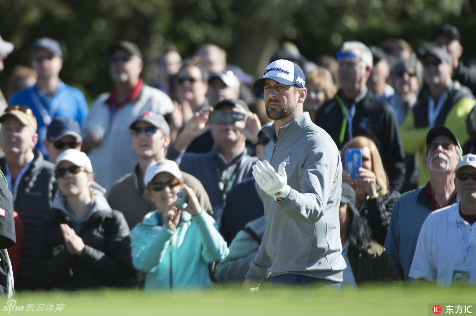 达斯汀·约翰逊与准岳父并肩同行，既是赛场搭档也是亲密家人，温馨画面感动全场。