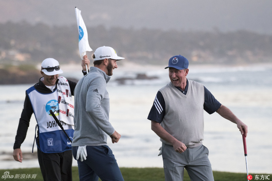 冰球大帝格雷茨基与粉丝开心合影，传奇人物平易近人，现场气氛温馨融洽。