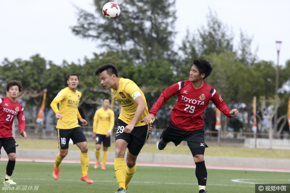 场边督战的斯科拉里目光深邃，如同一尊雕像般沉稳，他身后的替补席上，裹着厚厚外套的队员们正忘情地为场上的每一次精彩对抗呐喊助威，一静一动间，尽显王者之师的底蕴与温度。