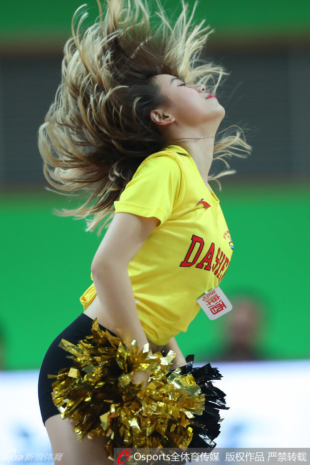 表演结束，啦啦队员们微笑着向观众席挥手致意，她们用真诚的互动拉近了与球迷的距离，成为赛场内外情感沟通的桥梁
