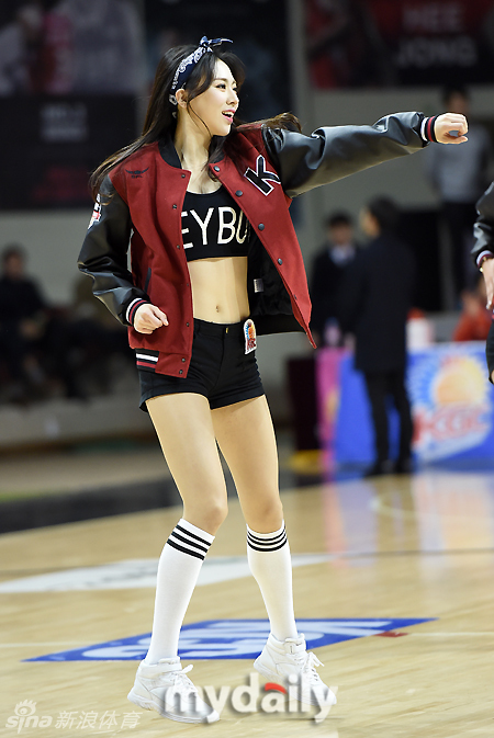 即使在快速旋转中,队员们依然保持着整齐划一的队形,展现出专业舞者才有的极高默契与控制力