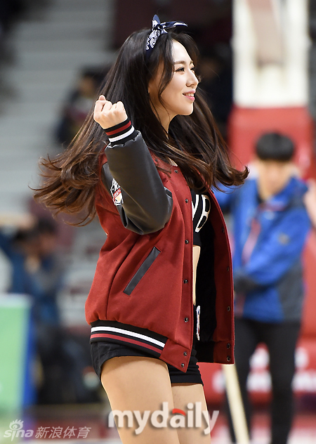 伴随着动感的音乐节拍,队员们弯腰挥手与看台第一排的球迷亲密互动,热情的回应让整个体育馆沸腾