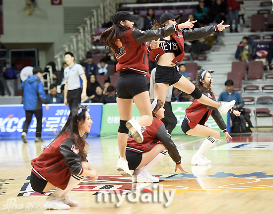 赛场中央,啦啦队员们尽情释放着激情与活力,飞扬的裙摆和有力的动作构成了篮球场上最动人的背景板