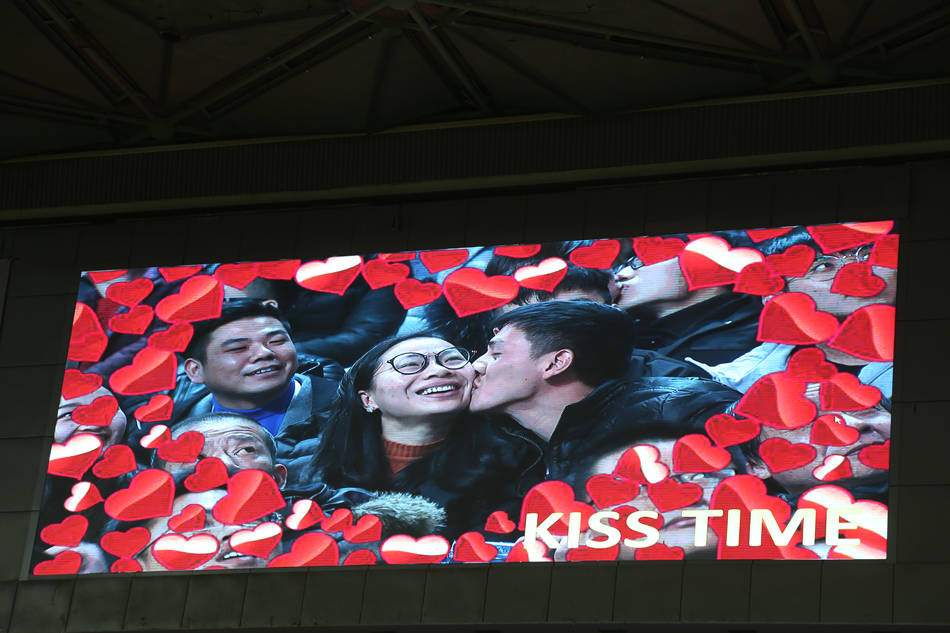 队长易立在广厦队高大内线的防守下，依然毫无畏惧地杀入禁区，他高高跃起，用一记势大力沉的单手劈扣点燃了全场，宣告江苏男篮绝不轻言放弃的斗志。