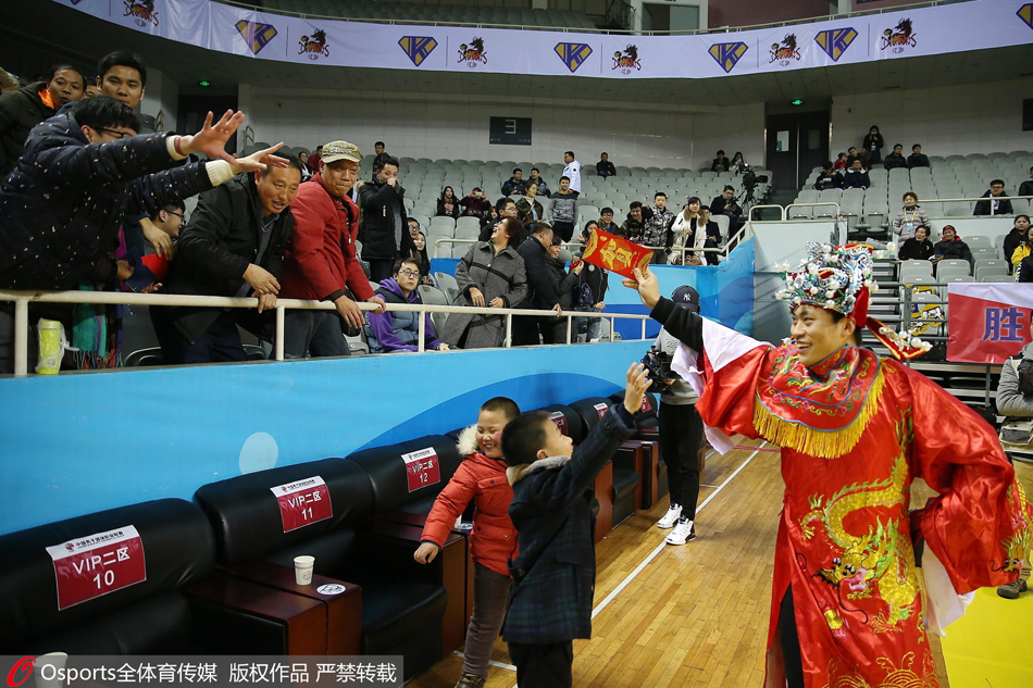 肯帝亚啦啦队的姑娘们换上了火红的短款旗袍，梳着利落的发髻，伴随着《公鸡八宅》的欢快节奏，在球场中央翩翩起舞，她们的活力与喜庆感染了每一位到场的观众。