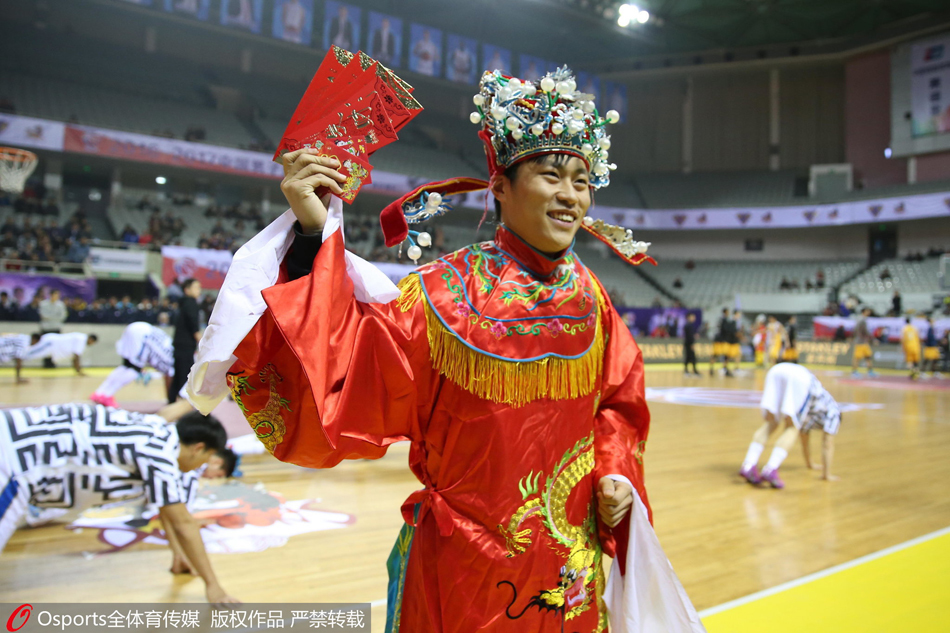 五台山体育馆内张灯结彩，大红灯笼与“福”字挂满了看台，球迷们的笑脸与新春装饰相映成趣，整个球场都沉浸在红红火火的节日气氛中。