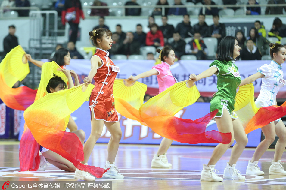 球队的灵魂人物胡雪峰在场上沉着指挥，他眼中闪烁着坚定的光芒，虽然面临强敌，但他的每一次运球和传球都透露出老将的沉稳与不屈，带领年轻队员奋力追分。