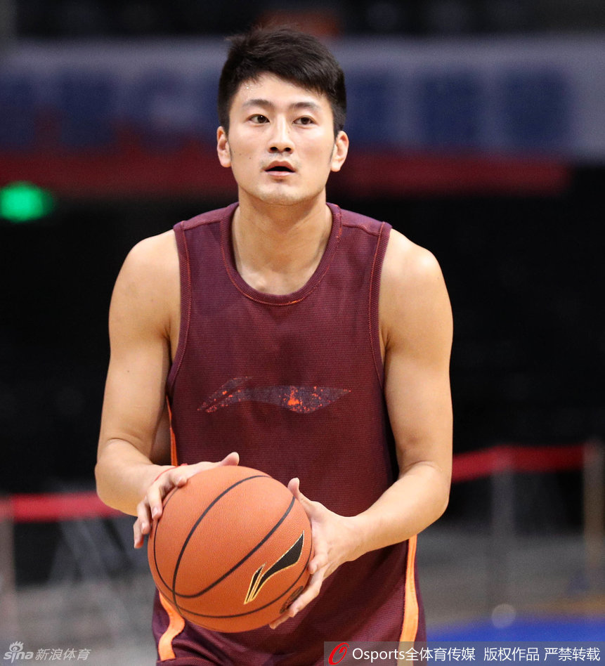 段江鹏在三分线外接球就投，出手的一瞬间眼神紧紧锁定篮筐，这是他作为射手最本能的反应，也是球队最信任的远程火力。