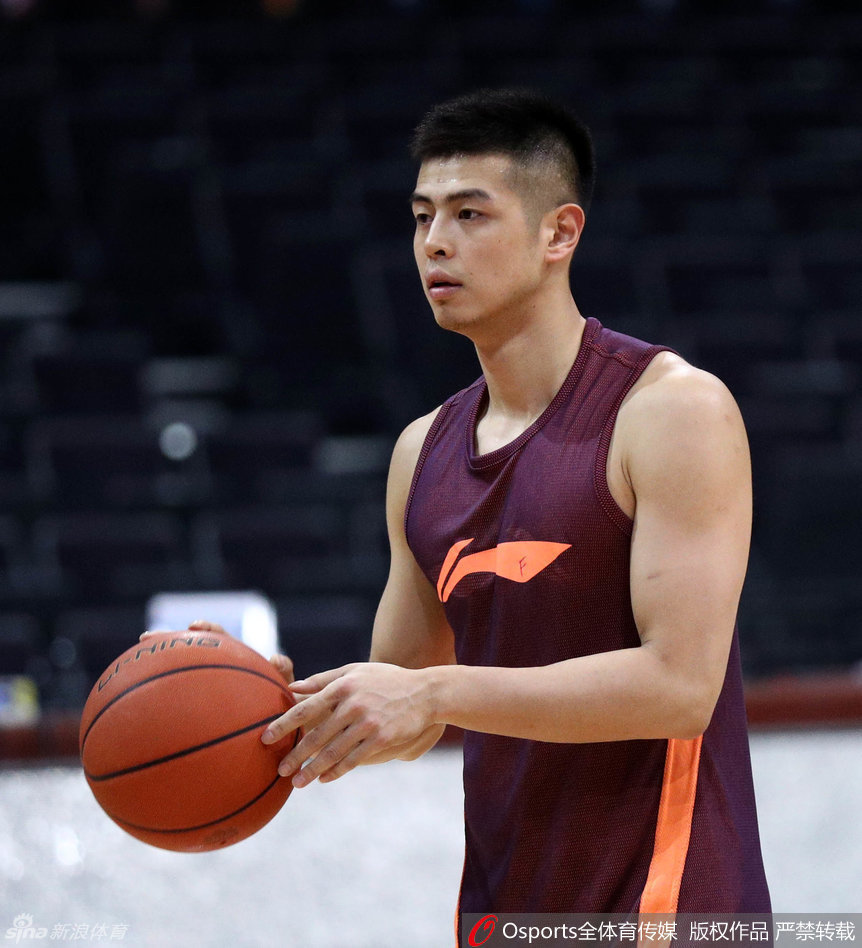 方硕在弧顶持球，眼神如炬，面对防守人他用一个逼真的假动作骗过对手，随即即将皮球像手术刀一般精准地输送到内线空当处的队友手中。