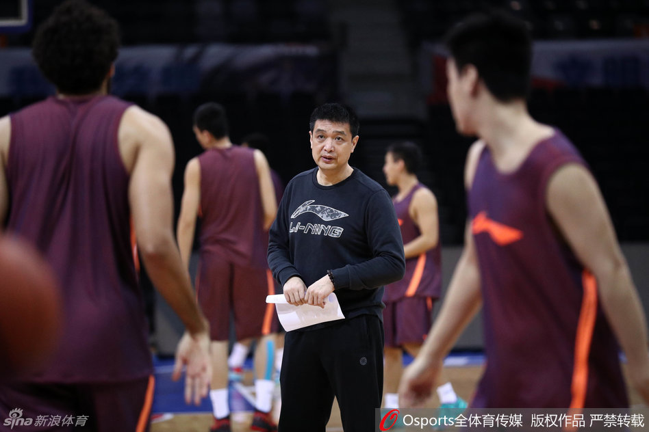 主教练闵鹿蕾站在场边，双手拢在嘴边形成喇叭状，正大声地向场上队员传达着战术指令，神情专注而急切，仿佛恨不得自己亲自上场。