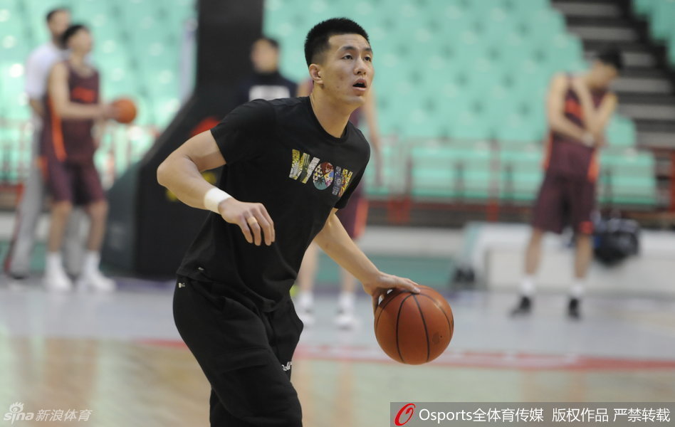 郭艾伦用华丽的胯下运球试图晃开防守，眼神专注地盯着篮筐