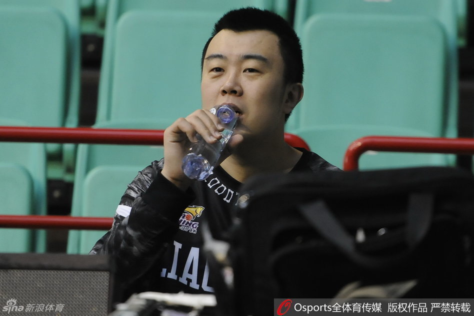 赵继伟与女球迷合影，略显羞涩地比出剪刀手，亲和力十足