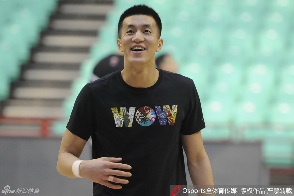 杨鸣身穿训练服，脸上带着标志性的阳光笑容，帅气十足