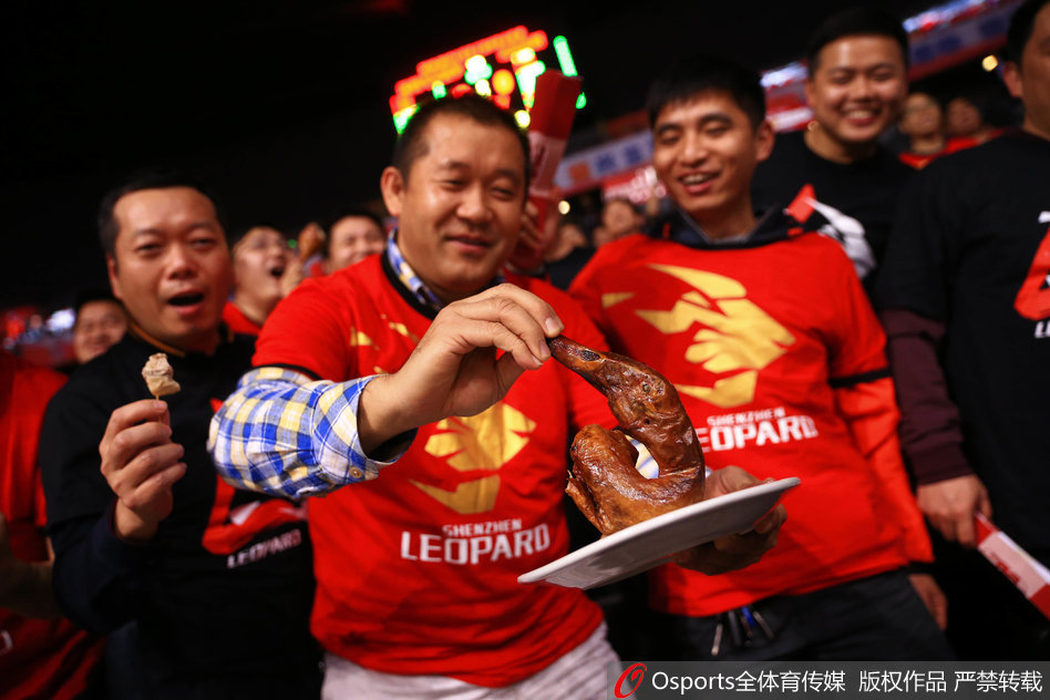 深圳主场气氛热烈，一位漂亮的篮球宝贝先拿起一块烤鸭尝了尝，随后用诱人的表情看向镜头，仿佛在问球迷：想不想也为胜利来一口？