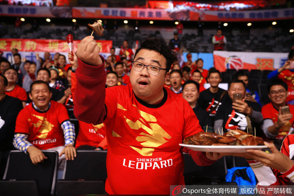 篮球宝贝在现场做出高难度柔韧动作，身姿曼妙，她一边展示身材，一边用俏皮的表情对着镜头发出邀请，为主队深圳的胜利加油助威。