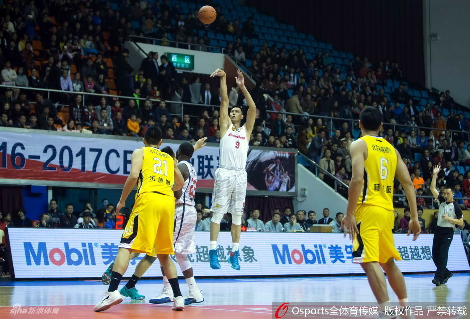易建联在罚球线上稳稳出手，全场目光聚焦于他一人，尽管汗水浸透战袍，眼神依旧坚毅如铁。