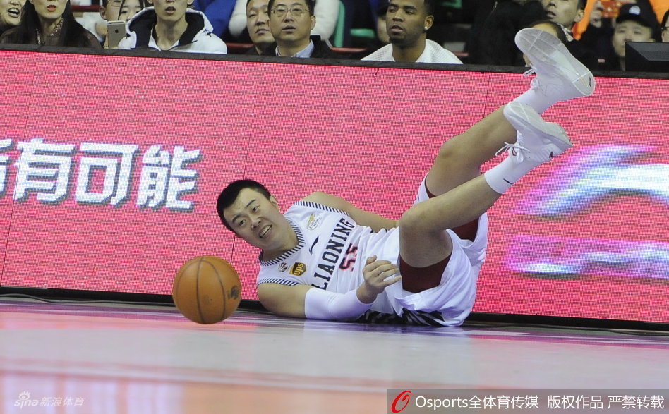 韩德君篮下强攻以一敌二,强硬出手瞬间肌肉线条分明