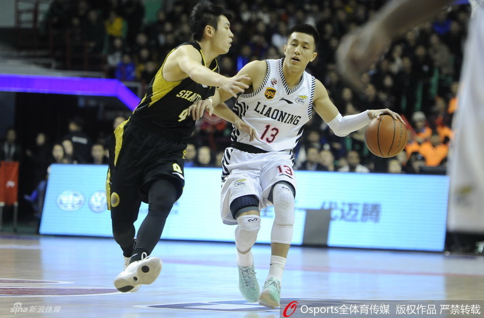 郭艾伦如闪电般持球犀利突破,眼神坚毅掠过防守球员